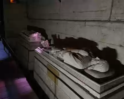 P1030788 le bal des gisants, dans les caves du château